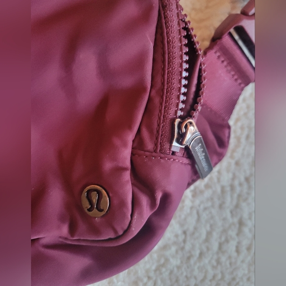Lululemon Everywhere Belt Bag Crossbody Burgundy Wine Nylon Athleisure - Picture 4 of 8